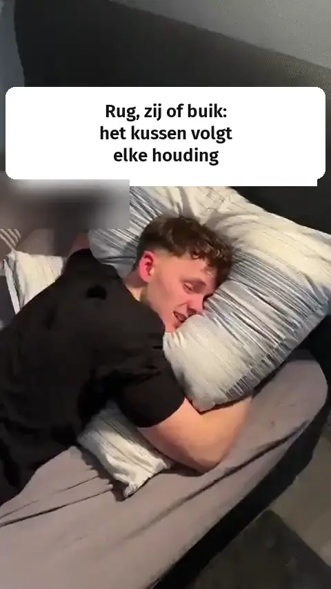 Man ligt op het vlinderkussen en wisselt tussen rug-, zij- en buikligging