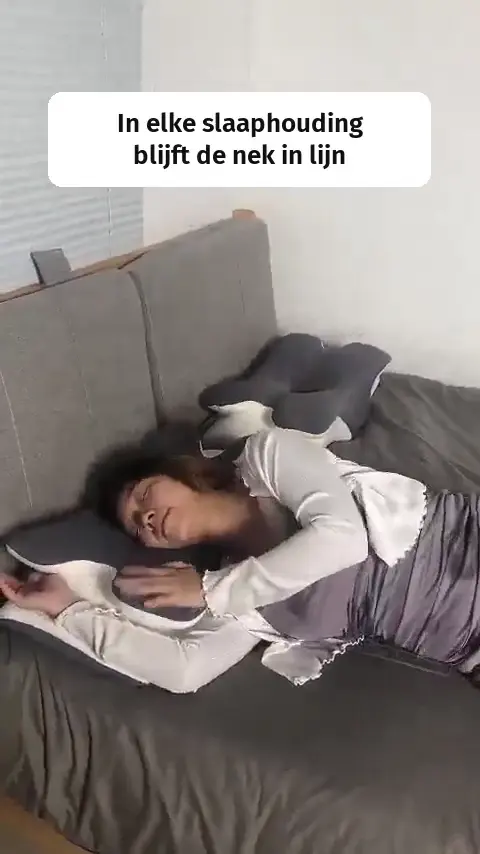 Vrouw ligt op haar zij op het vlinderkussen, daarna wordt de vorm van het kussen met de hand getoond